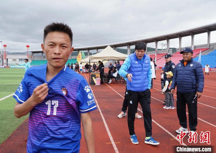 圖為范志毅在球場邊指導(dǎo)球員?！●R銘言 攝