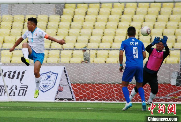 圖為班瑪隊(白)與達(dá)日隊在球場進(jìn)行比拼?！●R銘言 攝