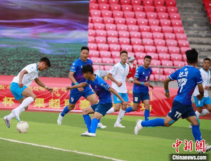 圖為班瑪隊(白)與達(dá)日隊在球場進(jìn)行比拼。　馬銘言 攝