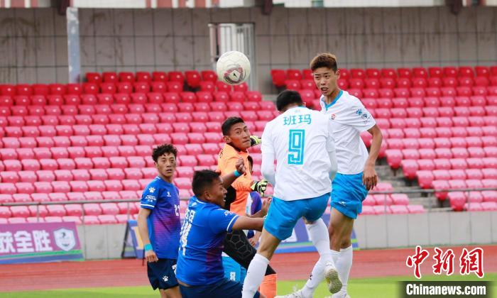 圖為班瑪隊(白)與達(dá)日隊在球場進(jìn)行比拼?！●R銘言 攝