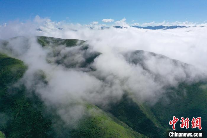 航拍賽來塘鎮(zhèn)山間云霧繚繞。　馬銘言 攝