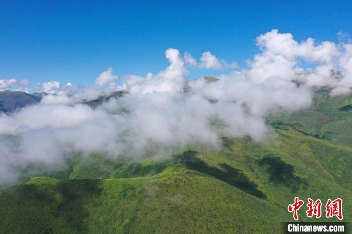 航拍賽來塘鎮(zhèn)山間云霧繚繞?！●R銘言 攝