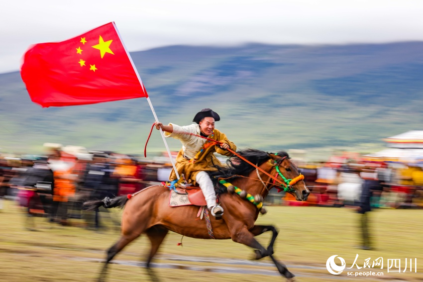 馬術(shù)表演現(xiàn)場(chǎng)。洛絨尼瑪攝