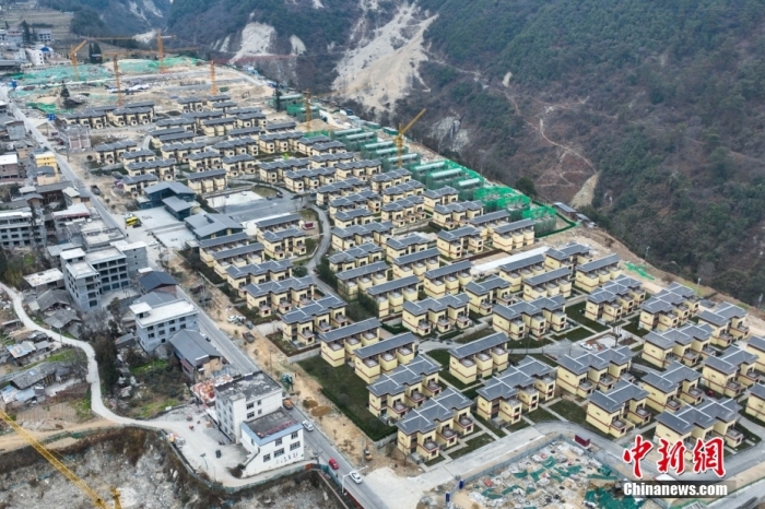 圖為2月1日，瀘定磨西鎮(zhèn)震后重建的安置小區(qū)。(無人機照片)<a target='_blank' href='/'><p  align=
