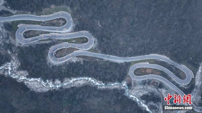 圖為2月1日，震后重建的海螺溝景區(qū)道路。(無人機照片)<a target='_blank' href='/'><p  align=