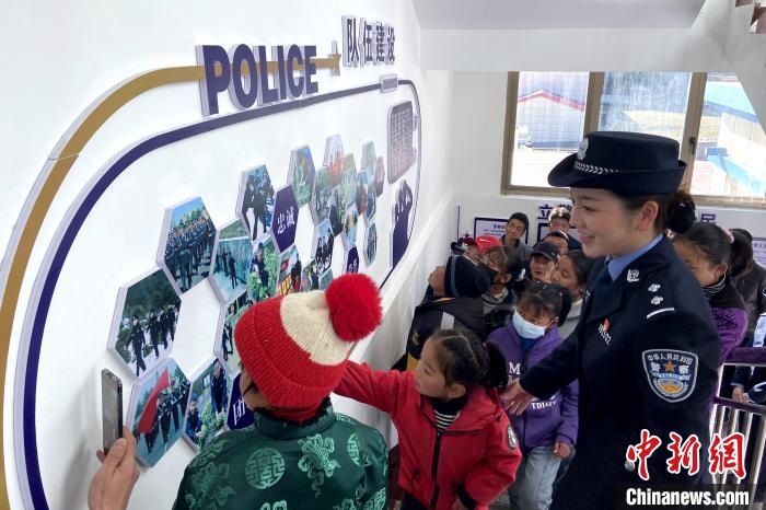 山南邊境管理支隊勒布邊境派出所舉行警營開放日活動，邀請駐地民眾進警營，了解民警工作生活?！∏f冀 攝