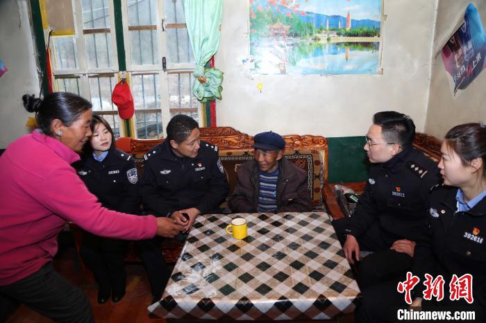 亞東出入境邊防檢查站民警走訪慰問轄區(qū)困難群眾?！堄陱?攝