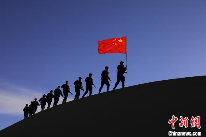 日喀則邊境管理支隊幾腳橋邊境檢查站民警在轄區(qū)開展巡邏工作。　龍小鳳 攝