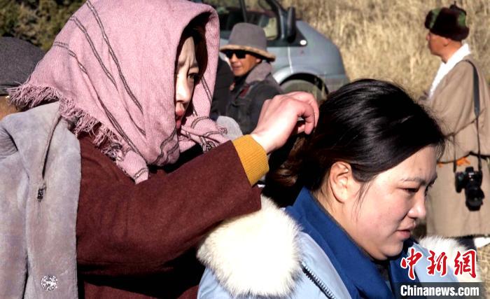 圖為1月13日，電影《雪域青春》群眾演員做拍攝準(zhǔn)備?！∝暽＠?攝