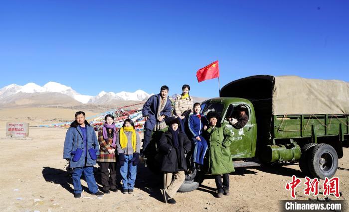 圖為電影《雪域青春》主創(chuàng)團(tuán)隊(duì)在西藏唐古拉山拍攝點(diǎn)?！z制組供圖 攝