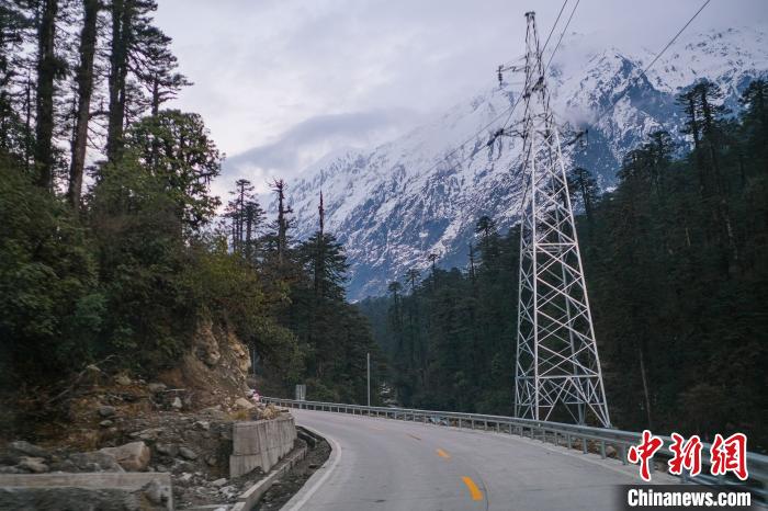 目前唯一進出墨脫的公路波墨公路?！『闻罾?攝
