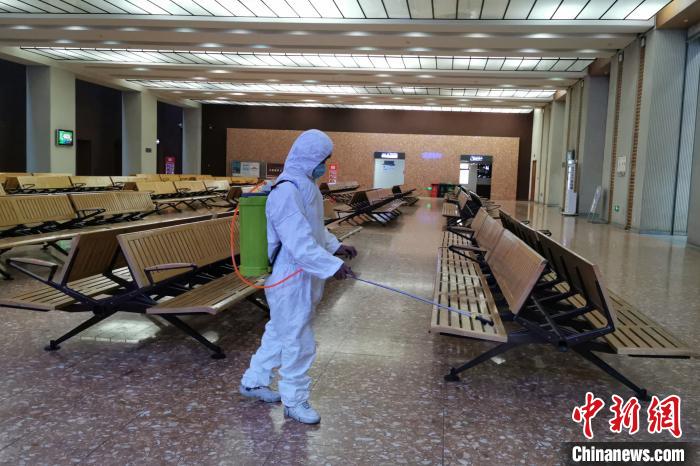圖為拉薩車站工作人員在候車室進行消毒?！±詈Ｐ?攝
