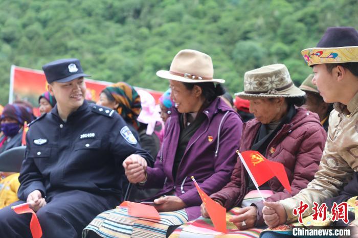 圖為李陽副所長(zhǎng)(前排左一)與卓嘎、央宗姐妹共同參加愛國(guó)主義教育活動(dòng)?！〉录?攝