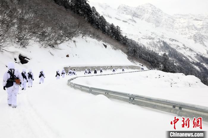 圖為徒步前進?！铎o 攝