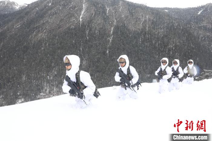 圖為徒步前進?！〗有?攝