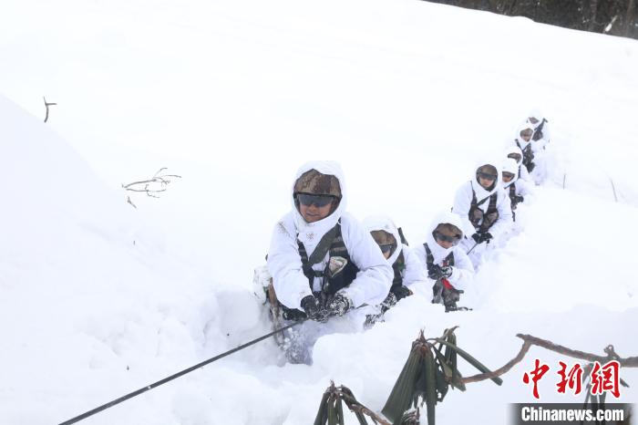 圖為依靠纜繩攀爬。　楊靜 攝