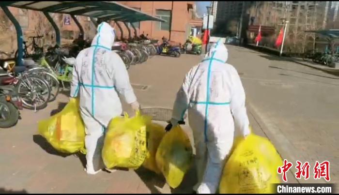 收集垃圾。　鐵西區(qū)委宣傳部 攝