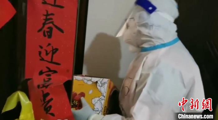 為封閉在家居民送快遞?！¤F西區(qū)委宣傳部 攝