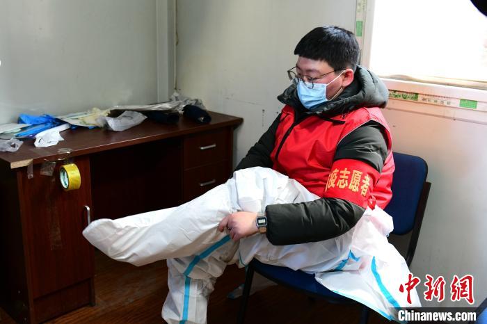 穿防護服?！¤F西區(qū)委宣傳部 攝