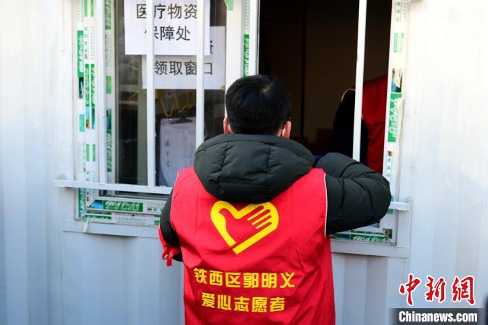 領(lǐng)防護用品?！¤F西區(qū)委宣傳部 攝