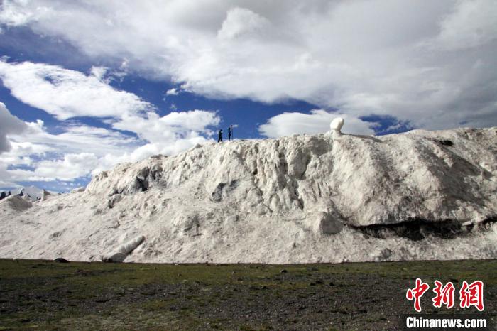 2016年7月冰崩后測(cè)量冰崩扇厚度。中科院青藏高原所 供圖
