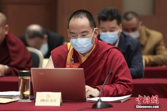 3月9日上午，全國政協(xié)十三屆四次會議舉行小組會議，討論“兩高”工作報告，審議各項決議和報告草案。圖為北京友誼賓館宗教界別委員小組會議現(xiàn)場，全國政協(xié)常委、中國佛教協(xié)會副會長、中國佛教協(xié)會西藏分會會長班禪額爾德尼·確吉杰布參加討論。<a target='_blank' ><p  align=