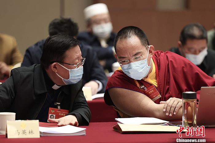 3月9日上午，全國政協(xié)十三屆四次會議舉行小組會議，討論“兩高”工作報告，審議各項決議和報告草案。圖為北京友誼賓館宗教界別委員小組會議現(xiàn)場，全國政協(xié)常委、中國佛教協(xié)會副會長、中國佛教協(xié)會西藏分會會長班禪額爾德尼·確吉杰布(右)與全國政協(xié)常委、中國天主教主教團主席馬英林(左)交流。<a target='_blank' ><p  align=