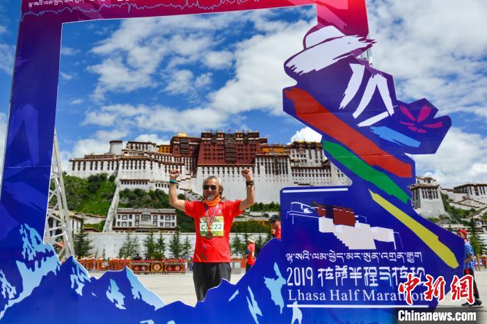 資料圖為2019年8月18日，拉薩舉行半程馬拉松賽?！〗w波 攝
