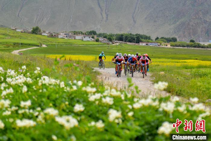 資料圖為2019年，西藏拉薩在堆龍德慶區(qū)舉行楚布溝山地自行車越野賽?！〗w波 攝