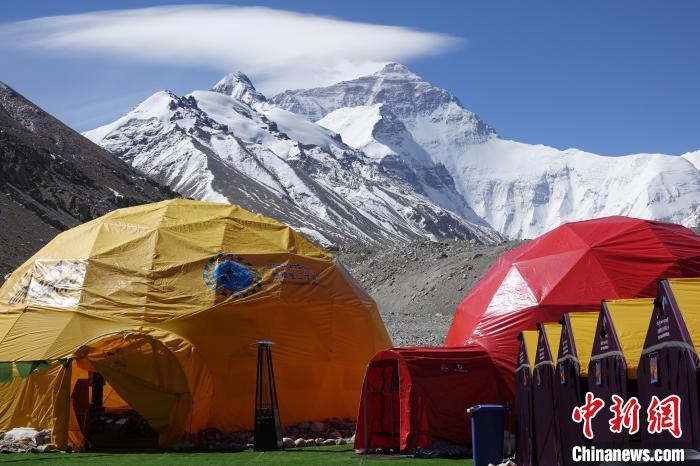5月9日的珠峰北坡登山大本營?！∪轿木?攝