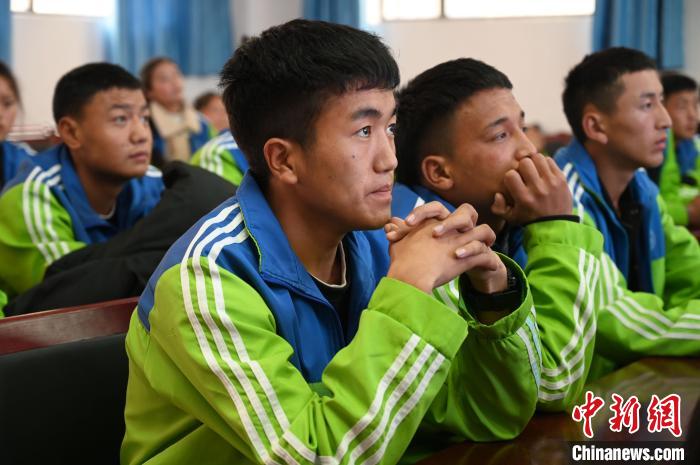 圖為學(xué)生在聆聽(tīng)授課。