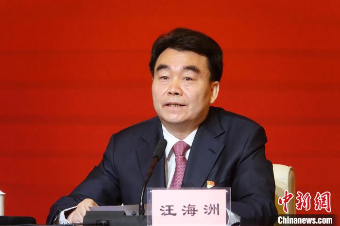 汪海洲在發(fā)布會(huì)上介紹西藏自治區(qū)黨史學(xué)習(xí)教育開展情況?！∪轿木?攝