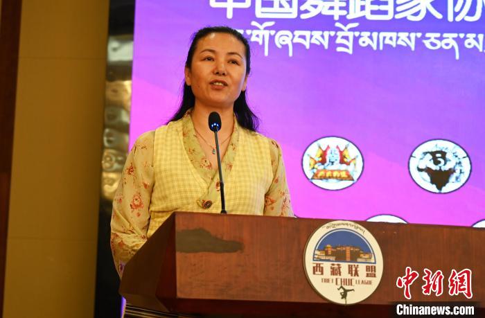 圖為西藏自治區(qū)舞蹈家協(xié)會(huì)主席達(dá)娃拉姆致辭?！≮w朗 攝