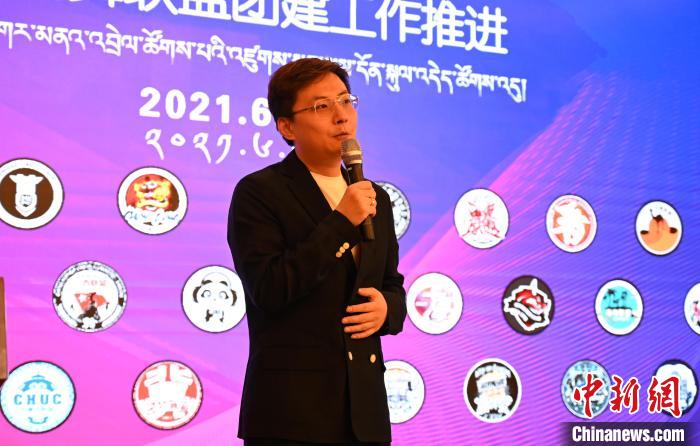 圖為中國(guó)舞蹈家協(xié)會(huì)街舞委員會(huì)常務(wù)副主任、秘書長(zhǎng)夏銳致辭?！≮w朗 攝