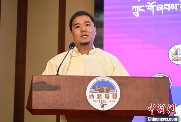 圖為西藏街舞聯(lián)盟常務(wù)副主任朗卡旺青致辭?！≮w朗 攝