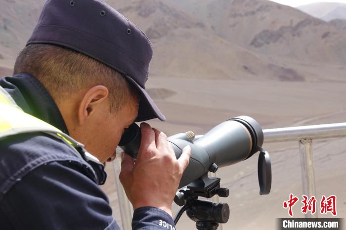 索朗曲扎用望遠(yuǎn)鏡查看邊境情況?！∪轿木?攝
