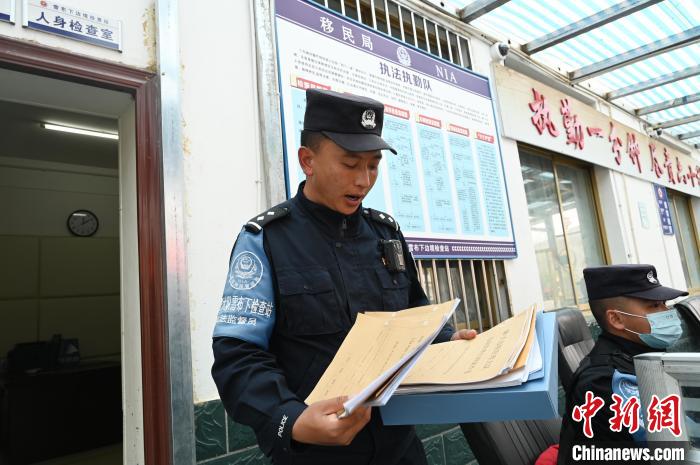 圖為洛桑朗嘎向記者展示卷宗?！≮w朗 攝