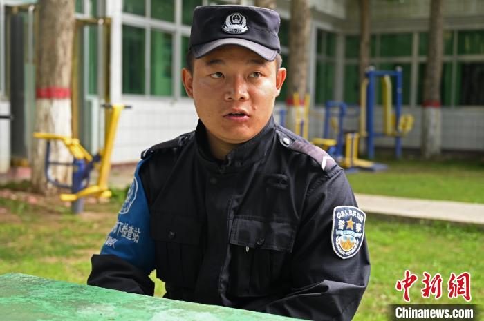 圖為邊煒接受記者采訪?！≮w朗 攝