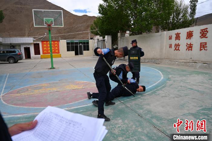 圖為移民管理警察進(jìn)行警務(wù)技能考核。　趙朗 攝