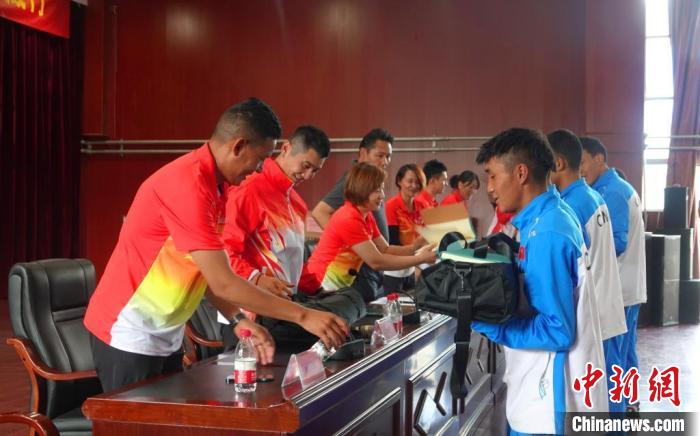 圖為世界冠軍們?yōu)槲鞑刈灾螀^(qū)體校的學生們送上暖心物資?！∪轿木?攝