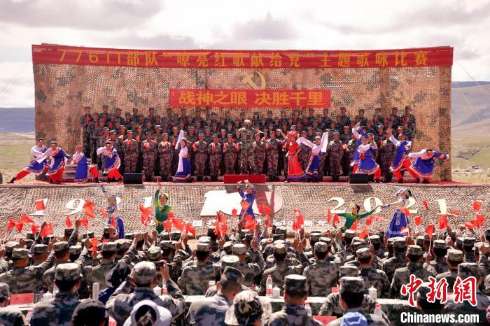 圖為主題歌詠比賽活動現(xiàn)場?！●R成鎖 　攝