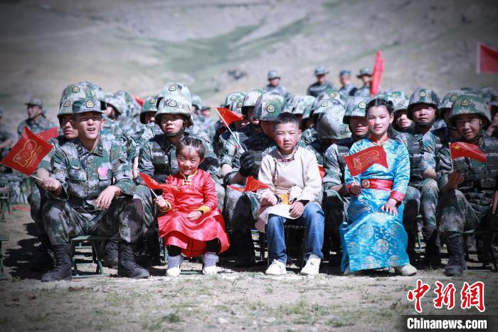 圖為駐地小朋友參加此次活動?！?普布扎西 攝