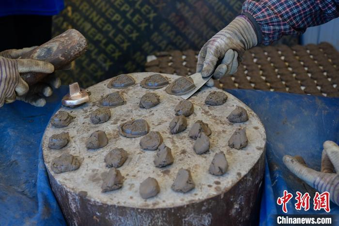 6月14日，拉薩的手工藝人制作“擦擦”。 <a target='_blank' ><p  align=