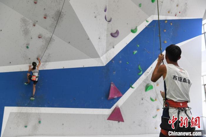 圖為西藏登山體驗(yàn)健身訓(xùn)練館內(nèi)登山隊(duì)員在體驗(yàn)攀巖項(xiàng)目?！∝暩聛硭?攝