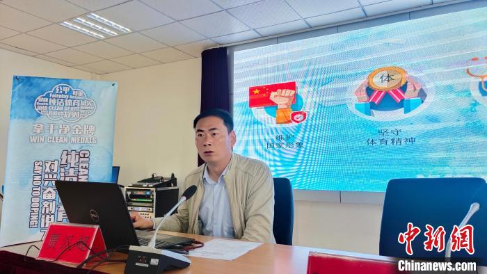 西藏自治區(qū)體育科學(xué)研究所助理研究員、國(guó)家級(jí)純潔體育教育講師賈漢超講座。　貢桑拉姆 攝
