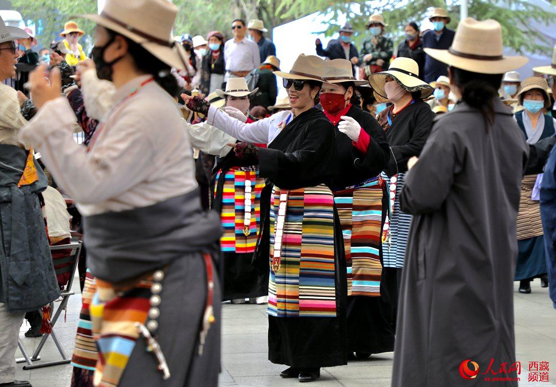拉薩市民在宗角祿康公園跳鍋莊舞。人民網(wǎng) 次仁羅布攝