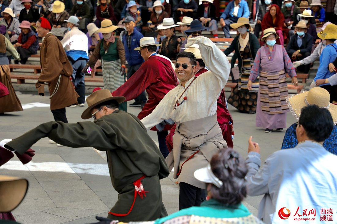 拉薩市民在宗角祿康公園跳鍋莊舞。人民網(wǎng) 次仁羅布攝