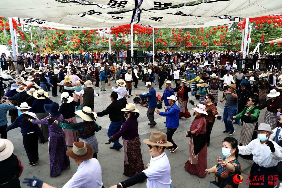拉薩市民在宗角祿康公園跳鍋莊舞。人民網(wǎng) 次仁羅布攝