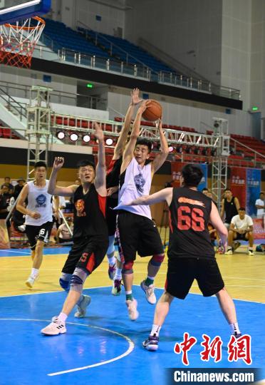 圖為西藏美康隊(白色球衣)對決雪域兄弟隊。　趙朗 攝