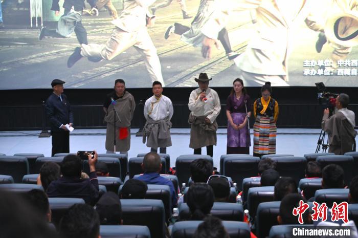 圖為主創(chuàng)人員分享譯制過(guò)程?！≮w朗 攝